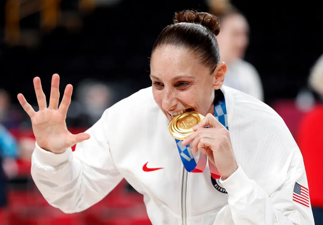 Diana Taurasi, en una foto de archivo con la medalla de oro en la anterior edici&oacute;n de los Juegos Ol&iacute;mpicos. EFE/EPA/KIYOSHI OTA