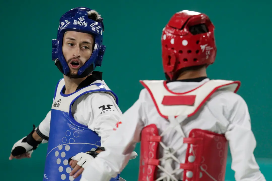 Fotograf&iacute;a de archivo del argentino Lucas Guzm&aacute;n (con protectores azules), quien se alista para participar en los Juegos Ol&iacute;mpicos de Par&iacute;s 2024 con la meta de dar una medalla a su pa&iacute;s en taekwondo. EFE/ Javier Mart&iacute;n