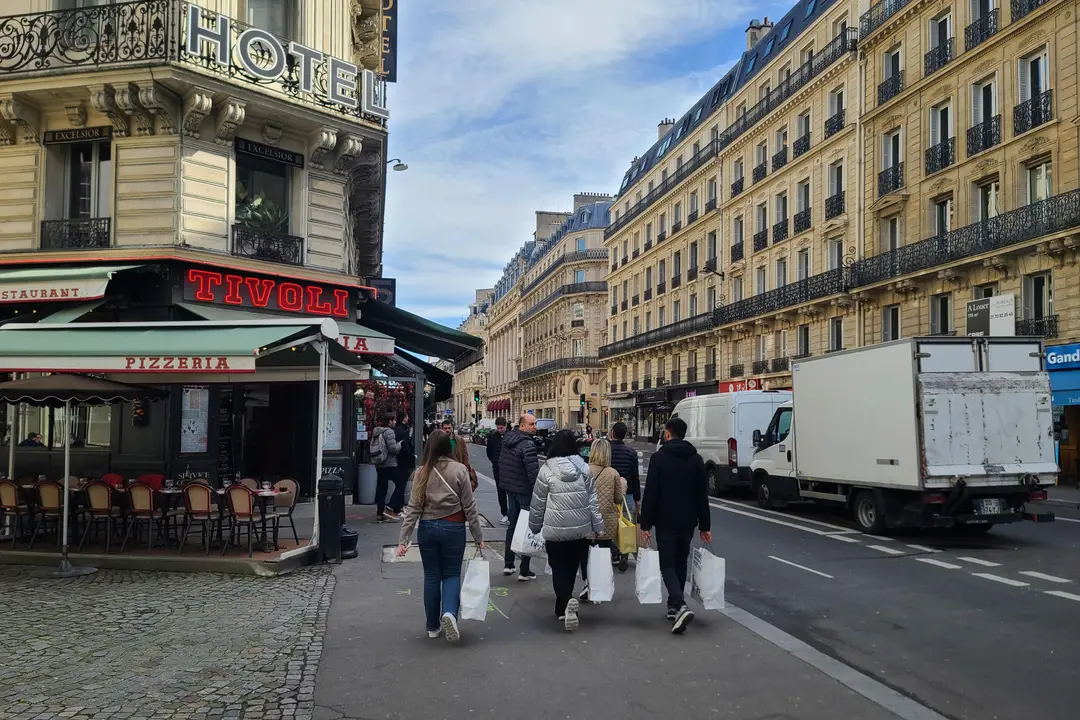 Los Juegos Ol&iacute;mpicos est&aacute;n demostrando su capacidad de atraer a turistas extranjeros a Par&iacute;s, con un aumento del 8 % respecto al pasado a&ntilde;o. En la imagen, turistas cargados con bolsas pasan por delante de un hotel situado en el centro de Par&iacute;s. EFE/Edgar Sapi&ntilde;a Manchado