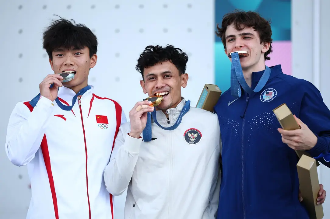 El indonesio Veddriq Leonardo, (c), oro ol&iacute;mpico en escalada en la modalidad de velocidad, tras imponerse en la final al chino Peng Wu, (iz), y al estadounidense Sam Watson EFE/EPA/CHRISTOPHE PETIT TESSON