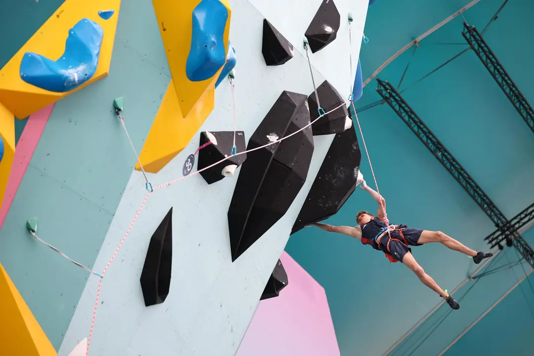 El brit&aacute;nico Toby Roberts, nuevo campe&oacute;n ol&iacute;mpico de escalada deportiva tras imponerse en la final de bloques y dificultad de los Juegos Ol&iacute;mpicos de Par&iacute;s 2024. EFE/EPA/CHRISTOPHE PETIT TESSON