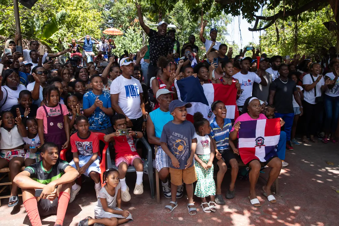Habitantes de Don Gregorio (Sur), pueblo donde vive la atleta Marileidy Paulino, fueron registrados este viernes, 9 de agosto, al ver la transmisi&oacute;n de la final de la prueba de los 400 m lisos de los Juegos Ol&iacute;mpicos de Par&iacute;s 2024, en la que Paulino se colg&oacute; la medalla de Oro. EFE/Orlando Barr&iacute;a