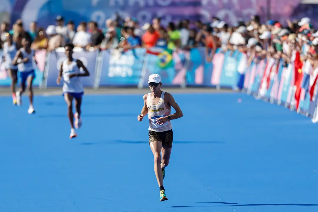 El atleta espa&ntilde;ol Yago Rojo se dispone a cruzar la l&iacute;nea de meta en la prueba de marat&oacute;n masculino de los Juegos Ol&iacute;mpicos 2024 disputado este s&aacute;bado en Par&iacute;s. EFE/Sashenka Guti&eacute;rrez