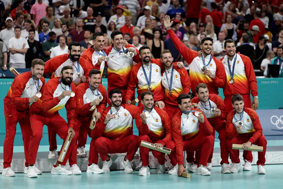 Los jugadores de Espa&ntilde;a celebran la consecuci&oacute;n del bronce ol&iacute;mpico. EFE/EPA/ALEX PLAVEVSKI