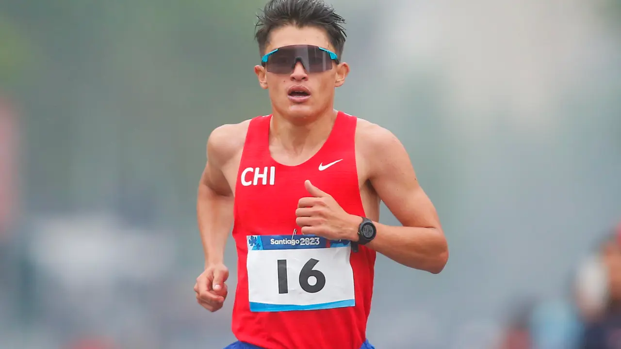 Fotograf&iacute;a de archivo, tomada el pasado 22 de octubre, en la que se registr&oacute; al maratonista chileno Hugo Catrileo, durante la prueba del marat&oacute;n de los Juegos Panamericanos 2023, en Santiago de Chile. EFE/Esteban Garay