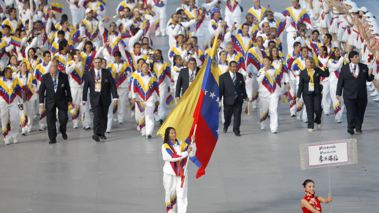 Foto de archivo de la delegaci&oacute;n de Venezuela durante el desfile de inauguraci&oacute;n de los Juegos Ol&iacute;mpicos de Pek&iacute;n 2008. La reducci&oacute;n gradual de los recursos econ&oacute;micos para la preparaci&oacute;n de los deportistas viene afectando el desempe&ntilde;o en este certamen. EFE/Lavandeira