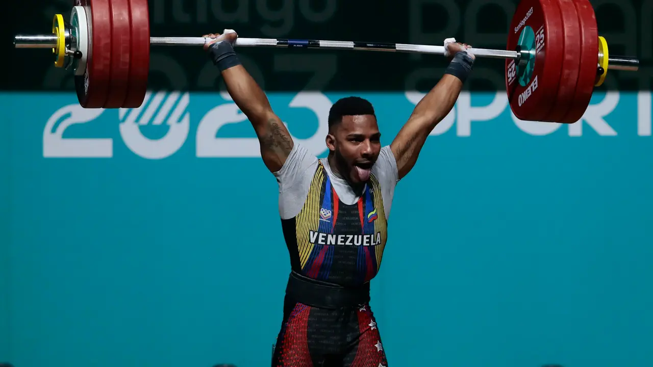 Fotograf&iacute;a de archivo del pesista venezolano Julio Mayora durante los Juegos Panamericanos 2023 en Santiago (Chile). EFE/Osvaldo Villarroel