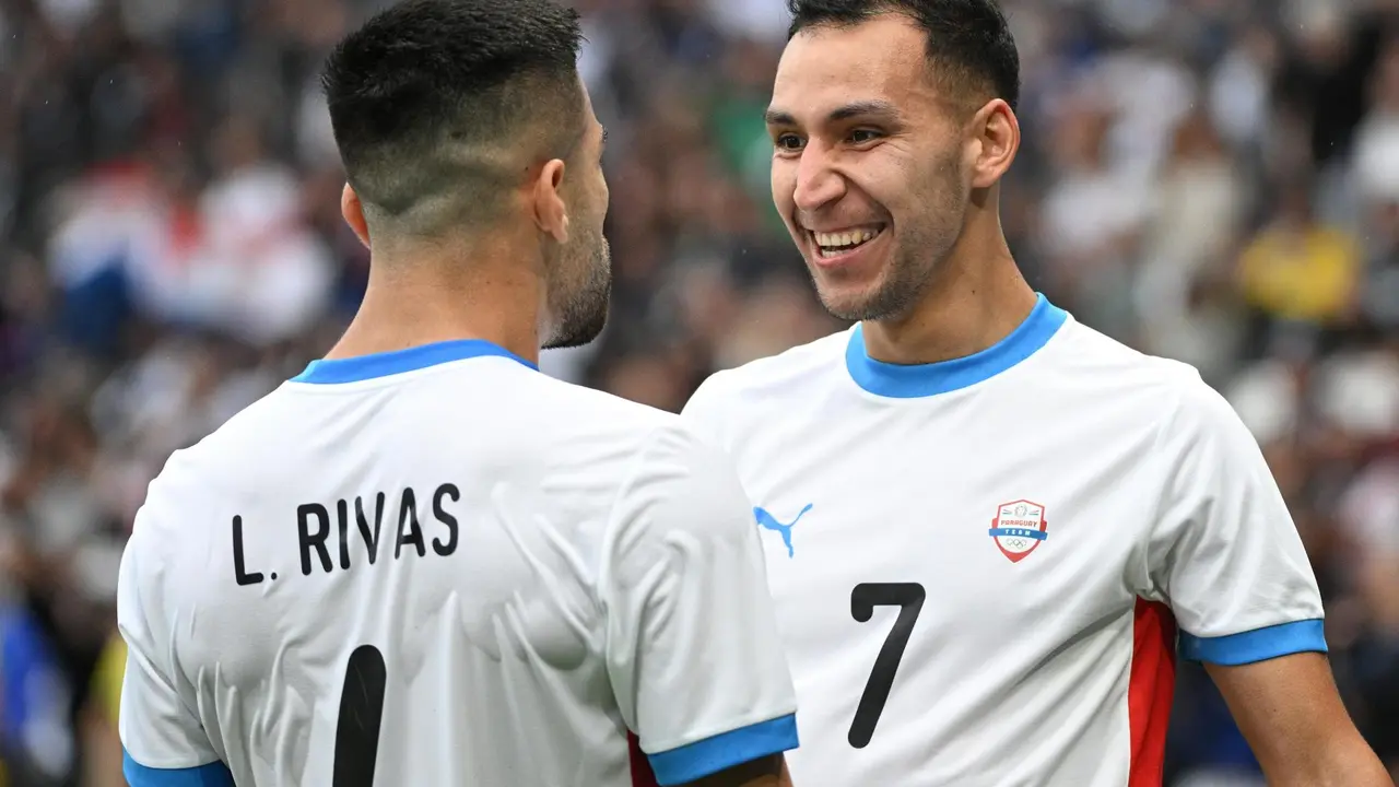 El f&uacute;tbol paraguayo Marcelon Fernandez celebra e l0-1 durante el partido del grupo D que han njugado Israel y Paraguay en el Parque de los Pr&iacute;ncipes en Par&iacute;s. EFE/EPA/CAROLINE BLUMBERG