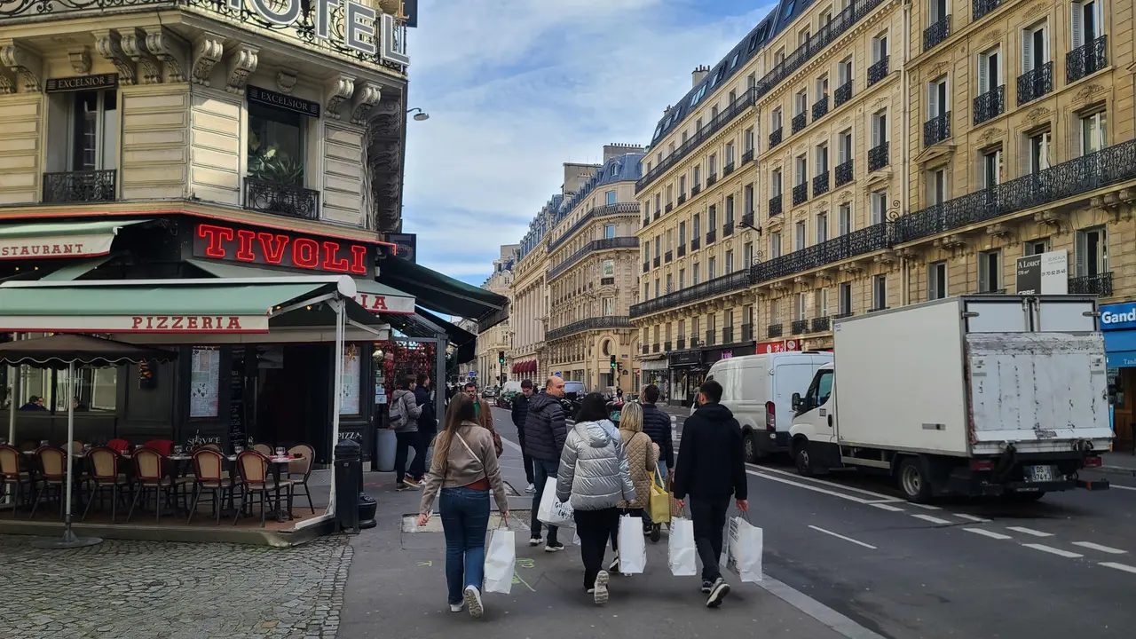 Los Juegos Ol&iacute;mpicos est&aacute;n demostrando su capacidad de atraer a turistas extranjeros a Par&iacute;s, con un aumento del 8 % respecto al pasado a&ntilde;o. En la imagen, turistas cargados con bolsas pasan por delante de un hotel situado en el centro de Par&iacute;s. EFE/Edgar Sapi&ntilde;a Manchado