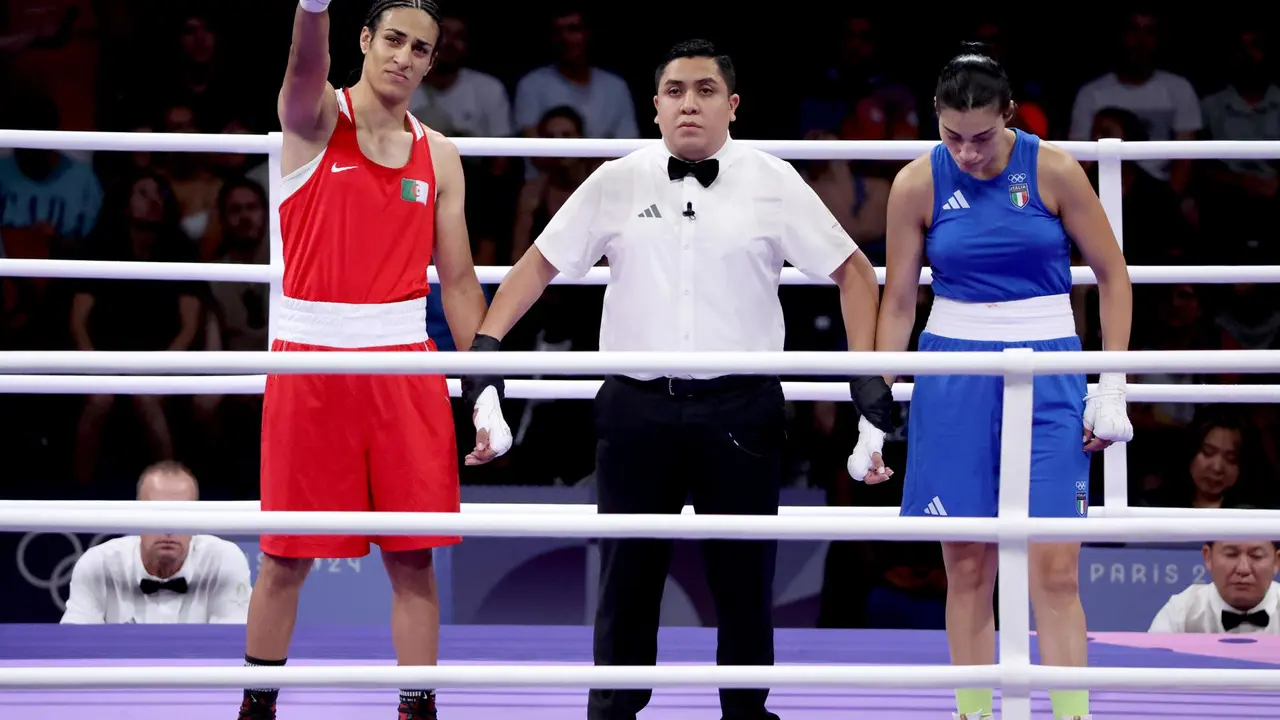 La argelina Imane Khelif (iz) durante el combate ante la italiana Angela Carini. EFE/EPA/YAHYA ARHAB