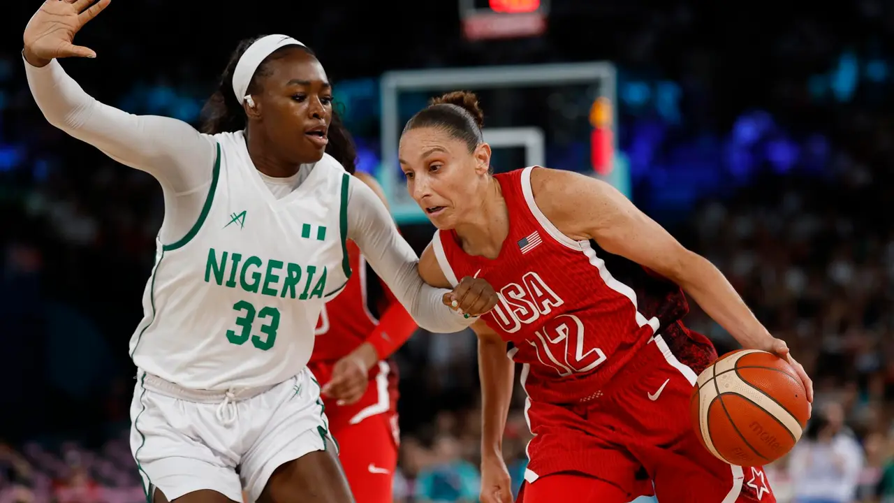 La nigeriana Nicole Enabosiante la estadounidense Diana Taurasi. EFE/EPA/CAROLINE BREHMAN