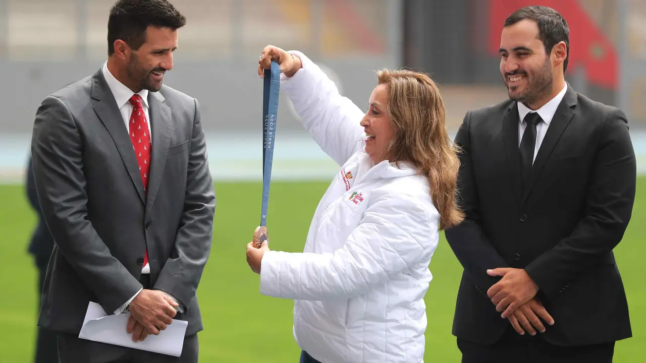 La presidenta de Per&uacute;, Dina Boluarte (c), entrega los Laureles Deportivos al velerista Stefano Peschiera (i) en Lima (Per&uacute;). EFE/ Paolo Aguilar