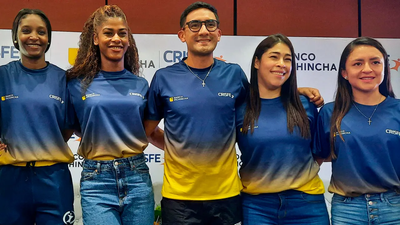 El atleta ecuatoriano Brian Daniel Pintado (c) posa en una rueda de prensa en Quito (Ecuador). EFE/ Susana Madera