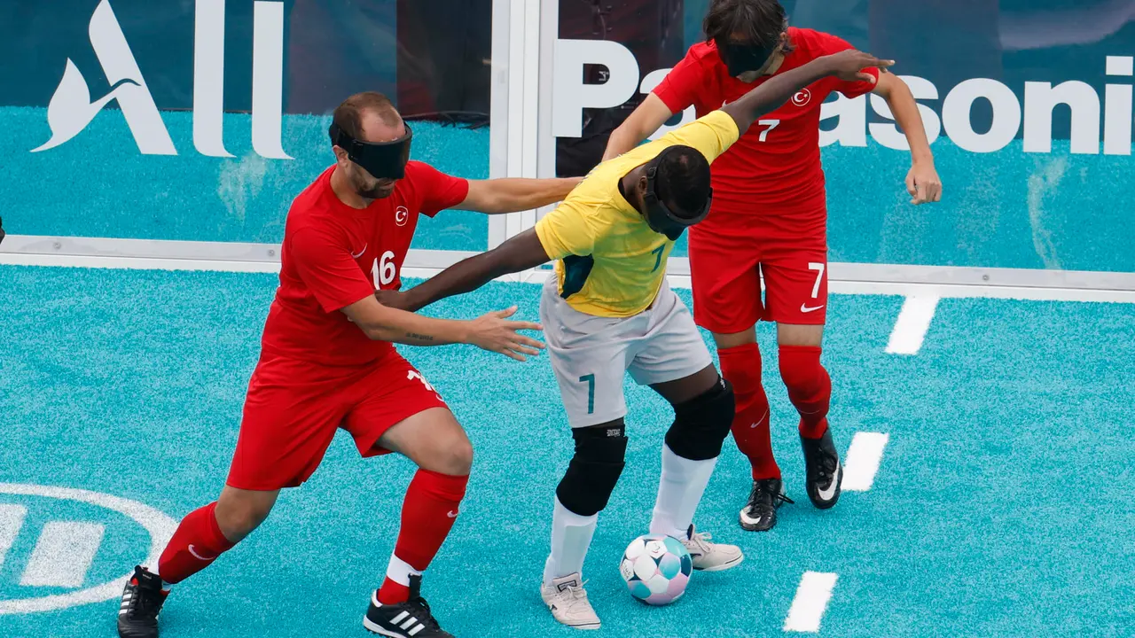 Encuentro de f&uacute;tbol 5 adaptado entre las selecciones de Brasil y Turqu&iacute;a en los Juegos Paral&iacute;mpicos Par&iacute;s 2024, este domingo en la capital francesa. EFE/ Javier Etxezarreta