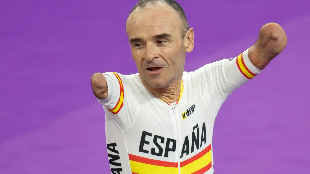 Imagen de archivo del ciclista espa&ntilde;ol Ricardo Ten tras la prueba de persecuci&oacute;n de 3000 metros, en la que consigui&oacute; la medalla de bronce en los Juegos Paral&iacute;mpicos Par&iacute;s 2024. EFE/Javier Etxezarreta